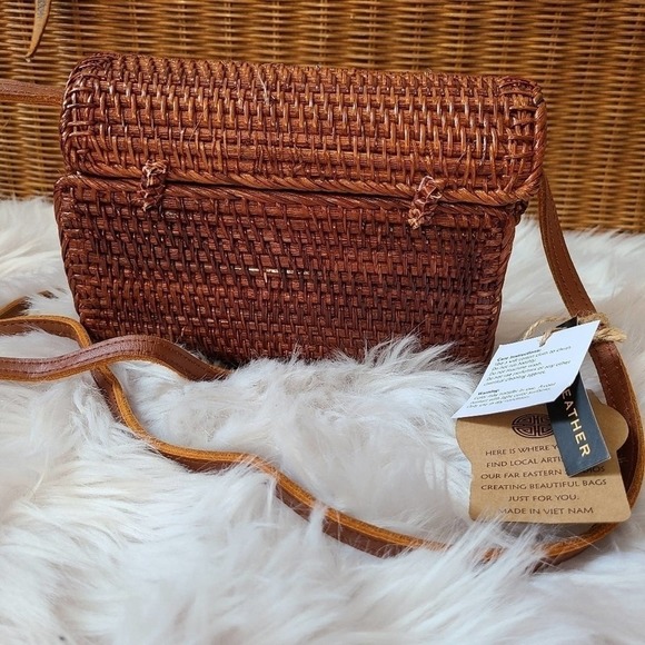 Handmade Bow Clasp Dark Camera Rattan Bag - Picture 5 of 9